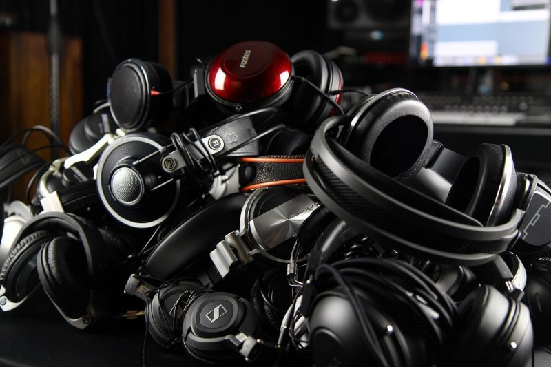 headphones-in-pile